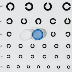 Na tablicy optometrycznej widać szereg symboli "C" oraz pojemnik na soczewki. Wartości D i V sugerują dobór soczewek, np. krzywizna soczewki 8,6 i 8,7.