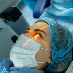 Pacjentka podczas zabiegu laserowej korekcji wzroku. Nie ma obaw, czy soczewka może wpaść za oko, to medyczny mit.