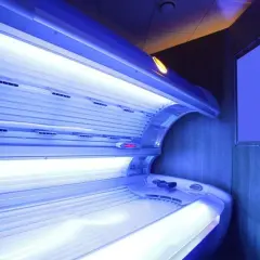 Solarium z niebieskim światłem. Czy jest bardziej szkodliwe słońce czy solarium? To pytanie zadaje sobie wiele osób.