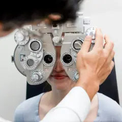 Badanie wzroku z użyciem foroptera. Specjalista dokonuje pomiarów, kluczowa jest biometria oka.