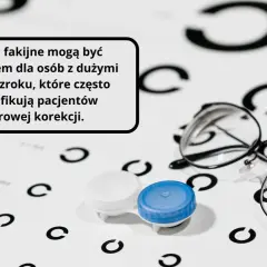 Soczewki fakijne to rozwiązanie dla osób z dużymi wadami wzroku, które często dyskwalifikują z laserowej korekcji. Na stole leżą okulary i pojemnik na soczewki.