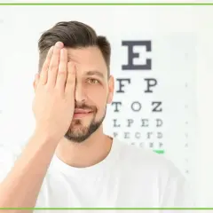 Mężczyzna zasłania jedno oko, badając wzrok. Ciekawe ciekawostki o oku czekają na odkrycie!