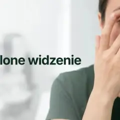 Kobieta z zatartym okiem, przykłada do niego zielony kompres.