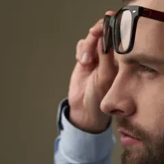 Mężczyzna poprawia okulary, które korygują największą wadę wzroku.
