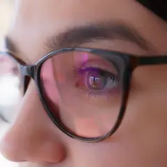 Oko w okularach, refleksy na soczewkach. Czy można reklamować źle dobrane okulary, gdy wzrok jest tak ważny?