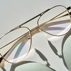 Eleganckie okulary w złotej oprawce. Sprawdź, co obejmuje gwarancja na okulary, by mieć pewność ich długotrwałego użytkowania.