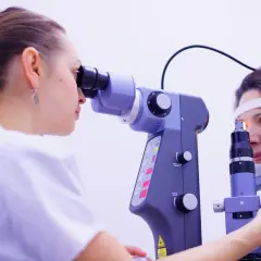 Okulista bada oko pacjentki, co może być częścią diagnostyki amblyopii leczenie u dorosłych.
