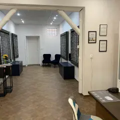 Wnętrze salonu optycznego, gdzie panuje strefa dobrego widzenia. Widać tu stojaki z okularami, wygodne fotele i certyfikaty.