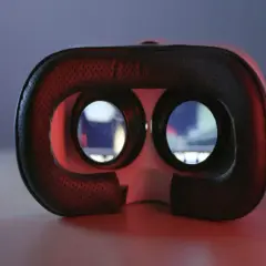Gogle VR z czarną, perforowaną wyściółką, gotowe do testowania języka i zanurzenia w wirtualnej rzeczywistości.