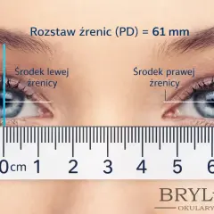 Pomiar rozstawu źrenic (PD) na zbliżeniu oczu. Linijka pokazuje 61 mm.