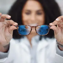 Okulista prezentuje okulary, które mogą być szkłami relaksacyjnymi lub progresywnymi, pomagając w wyborze najlepszego rozwiązania.