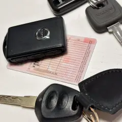 Kluczyki do Volvo i prawo jazdy. Czas na jazdę bez okularów, bo dokument jest ważny.
