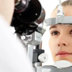 Kobieta podczas badania ubm oka. Lekarz używa specjalistycznego sprzętu do diagnostyki wzroku.