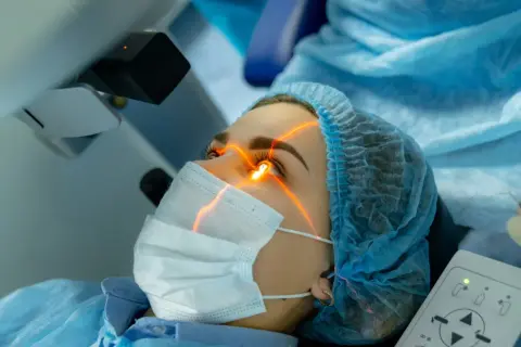 Pacjentka podczas zabiegu laserowej korekcji wzroku. Nie ma obaw, czy soczewka może wpaść za oko, to medyczny mit.