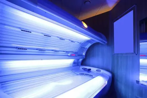 Solarium z niebieskim światłem. Czy jest bardziej szkodliwe słońce czy solarium? To pytanie zadaje sobie wiele osób.