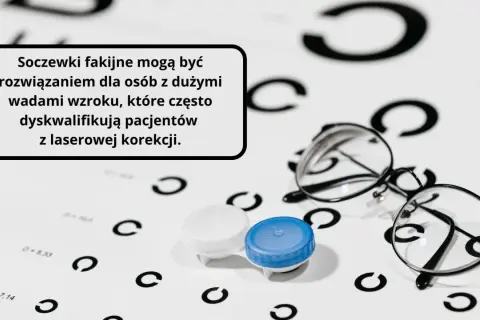 Soczewki fakijne to rozwiązanie dla osób z dużymi wadami wzroku, które często dyskwalifikują z laserowej korekcji. Na stole leżą okulary i pojemnik na soczewki.