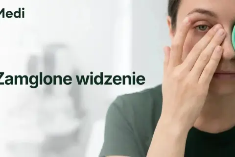 Kobieta z zatartym okiem, przykłada do niego zielony kompres.