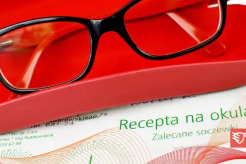 Okulary w etui i dokument z napisem "Recepta na okulary". Ważna recepta to klucz do dobrego widzenia.