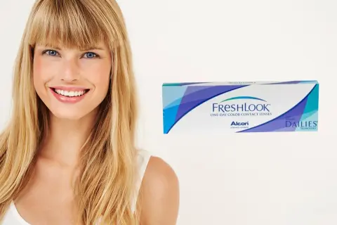 Uśmiechnięta blondynka z niebieskimi oczami obok pudełka soczewek FreshLook, które podkreślają kolor oczu.