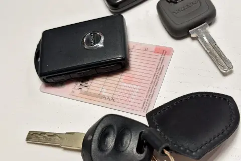 Kluczyki do Volvo i prawo jazdy. Czas na jazdę bez okularów, bo dokument jest ważny.