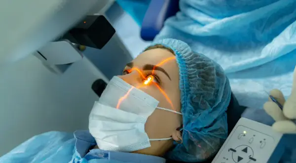 Pacjentka podczas zabiegu laserowej korekcji wzroku. Nie ma obaw, czy soczewka może wpaść za oko, to medyczny mit.