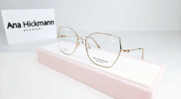 Eleganckie okulary Ana Hickmann. Złote, tytanowe oprawki. Zastanawiasz się nad uczulenie na okulary objawy? Te mogą być dobrym wyborem.