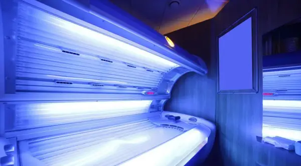 Solarium z niebieskim światłem. Czy jest bardziej szkodliwe słońce czy solarium? To pytanie zadaje sobie wiele osób.
