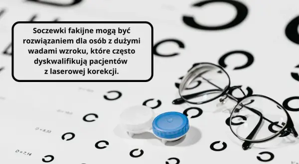 Soczewki fakijne to rozwiązanie dla osób z dużymi wadami wzroku, które często dyskwalifikują z laserowej korekcji. Na stole leżą okulary i pojemnik na soczewki.