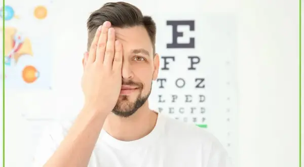 Mężczyzna zasłania jedno oko, badając wzrok. Ciekawe ciekawostki o oku czekają na odkrycie!