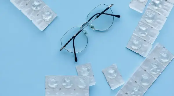 Okulary i opakowania soczewek kontaktowych. Wybór między korekcją wad wzroku soczewką wieloogniskową a tradycyjnymi okularami.