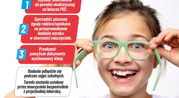 Uśmiechnięta dziewczynka z zielonymi okularami, przygotowująca się do badania wzroku. Informacje o badaniu, w tym o konieczności zgody rodzica, przypominają test Ishihary.