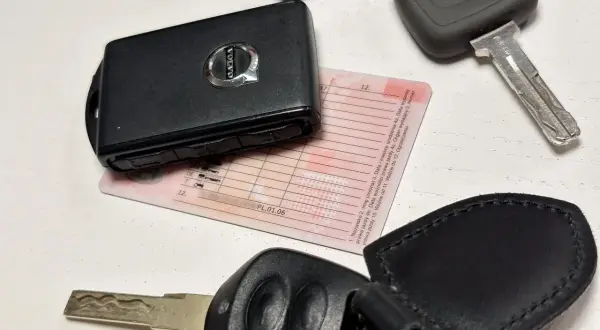 Kluczyki do Volvo i prawo jazdy. Czas na jazdę bez okularów, bo dokument jest ważny.