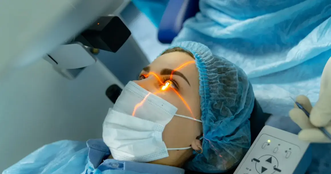 Pacjentka podczas zabiegu laserowej korekcji wzroku. Nie ma obaw, czy soczewka może wpaść za oko, to medyczny mit.