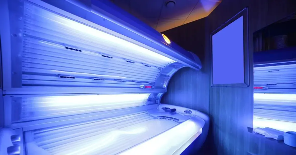 Solarium z niebieskim światłem. Czy jest bardziej szkodliwe słońce czy solarium? To pytanie zadaje sobie wiele osób.