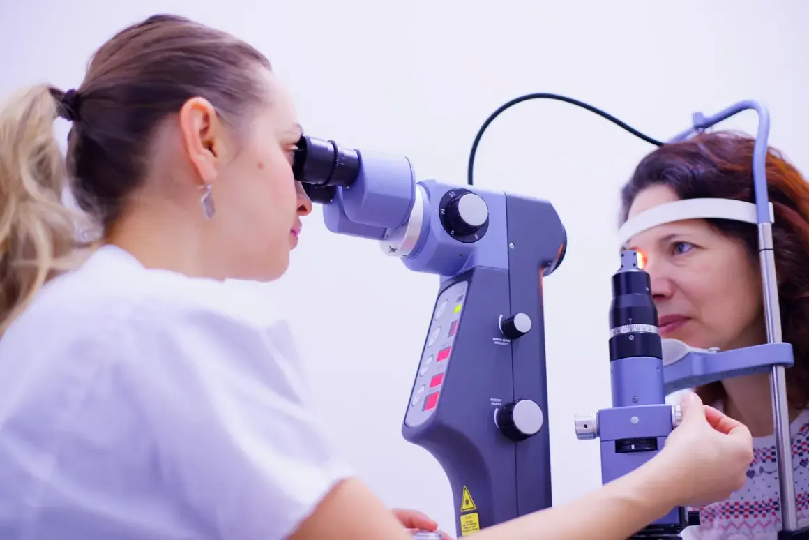 Okulista wykonuje widzenie stereoskopowe test u pacjentki za pomocą specjalistycznego sprzętu.