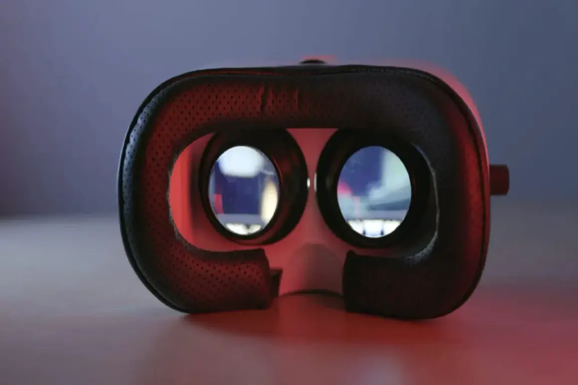 Gogle VR z czarną, perforowaną wyściółką, gotowe do testowania języka i zanurzenia w wirtualnej rzeczywistości.