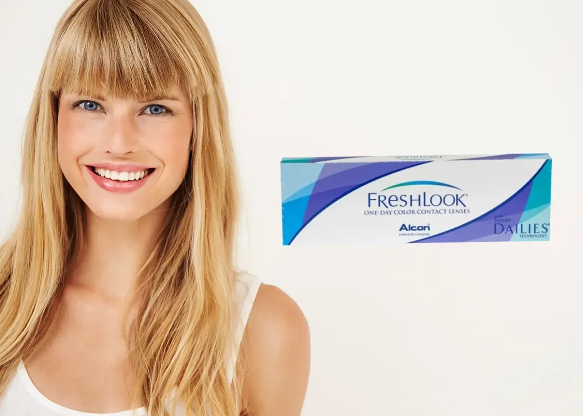 Uśmiechnięta blondynka z niebieskimi oczami obok pudełka soczewek FreshLook, które podkreślają kolor oczu.