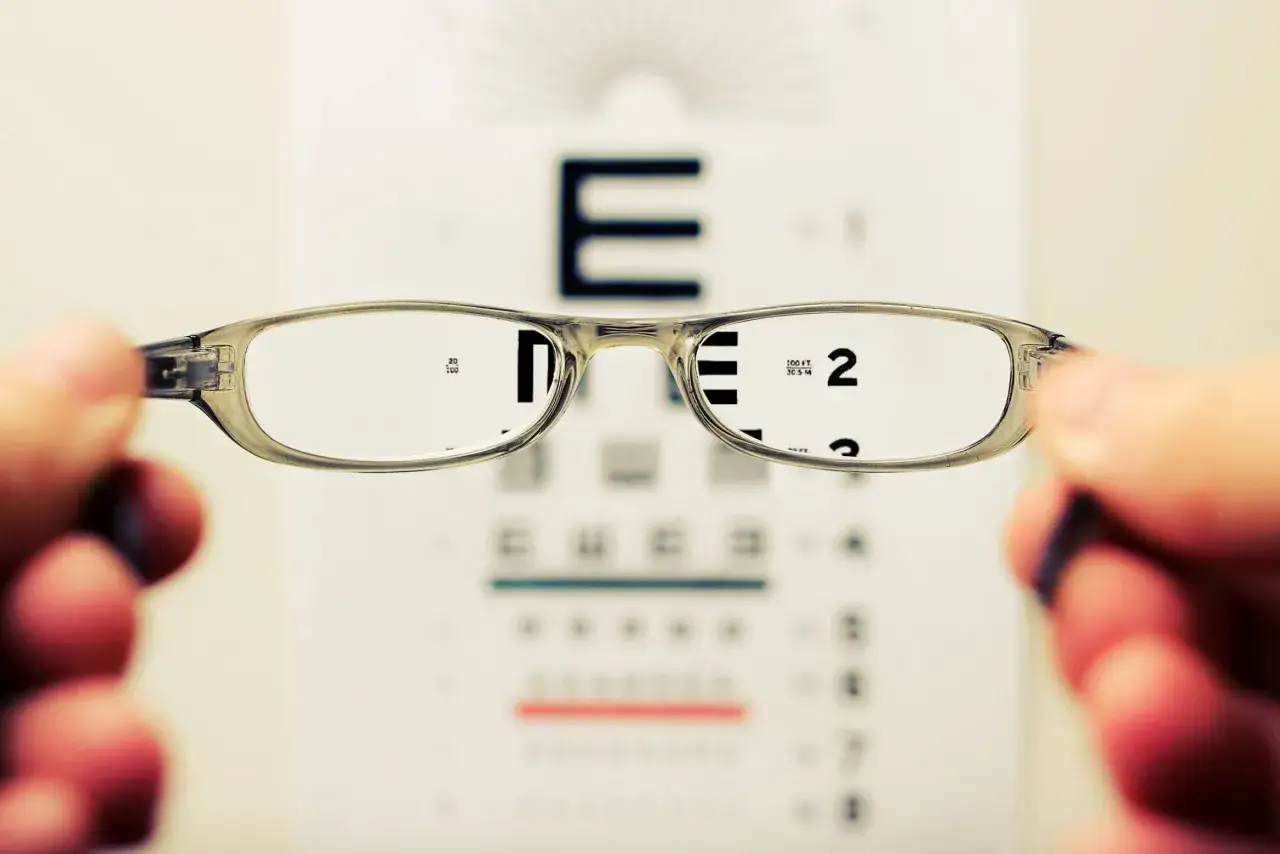 Przez nowe okulary dziwne widzenie. Litery na tablicy optometrycznej rozmazane, jakby w innym wymiarze.