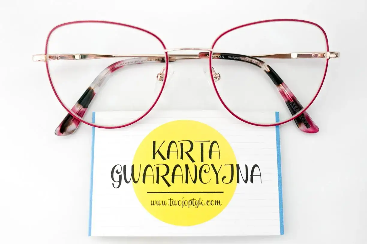 Okulary z czerwoną oprawką i kartą gwarancyjną. Sprawdź, co obejmuje gwarancja na okulary.