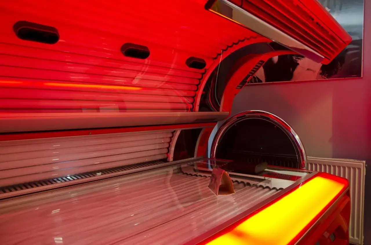 Czerwone solarium, które może być bardziej szkodliwe niż słońce.
