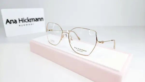 Eleganckie okulary Ana Hickmann. Złote, tytanowe oprawki. Zastanawiasz się nad uczulenie na okulary objawy? Te mogą być dobrym wyborem.