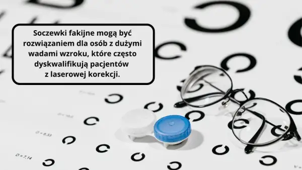Soczewki fakijne to rozwiązanie dla osób z dużymi wadami wzroku, które często dyskwalifikują z laserowej korekcji. Na stole leżą okulary i pojemnik na soczewki.