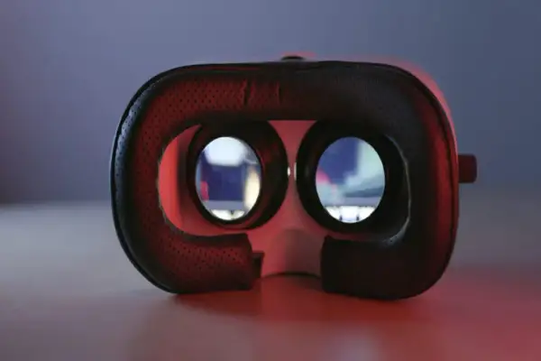 Gogle VR z czarną, perforowaną wyściółką, gotowe do testowania języka i zanurzenia w wirtualnej rzeczywistości.