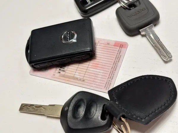 Kluczyki do Volvo i prawo jazdy. Czas na jazdę bez okularów, bo dokument jest ważny.